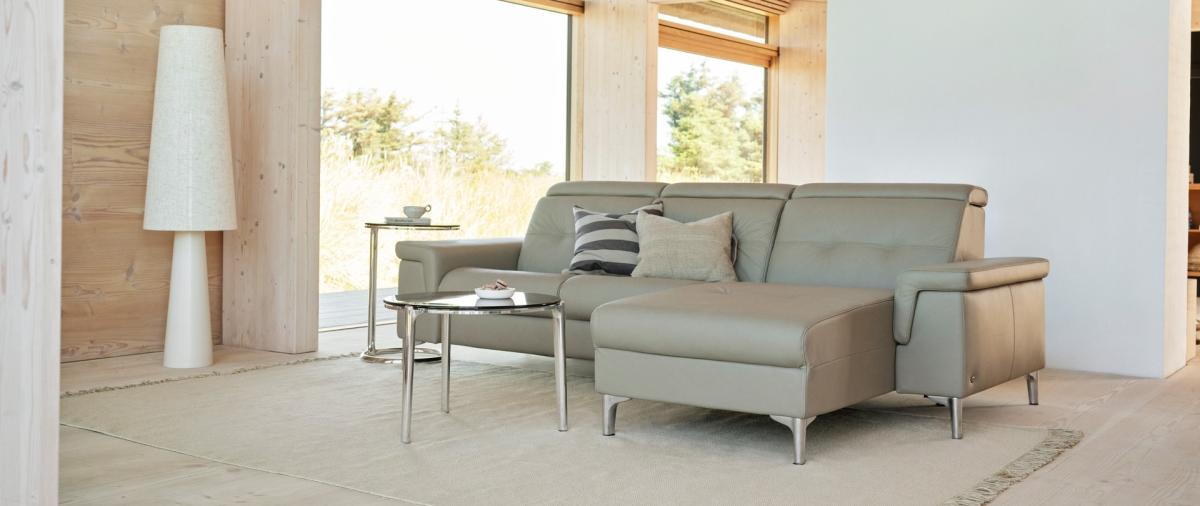 Canapé Stressless en cuir beige dans un salon